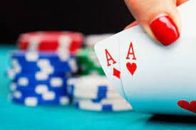 Evolution Gaming Dragon Tiger live dealer table in HD broadcast